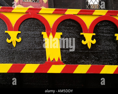 Detail der Golden Hinde (Hirschkuh) eine vollständige Replik von Sir Francis Drakes 16. Jahrhundert Schiff angedockt in der Nähe von Southwark Cathedral. Stockfoto