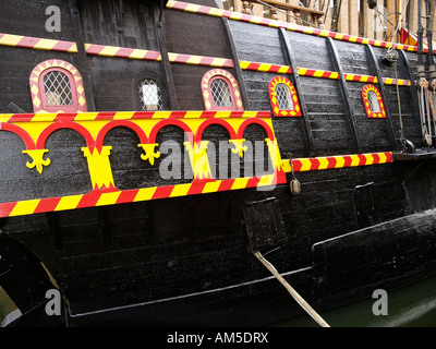 Detail der Golden Hinde (Hirschkuh) eine vollständige Replik von Sir Francis Drakes 16. Jahrhundert Schiff angedockt in der Nähe von Southwark Cathedral. Stockfoto