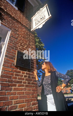 Frau liest Plaque auf Stern Spangled Fahne Flagge Haus Baltimore Maryland Stockfoto