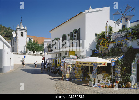 Portugal-Algarve-Alte relativ unberührte Dorf im Landesinneren Straßenszene mit Pfarrei Kirche und Handwerk Geschäfte Stockfoto