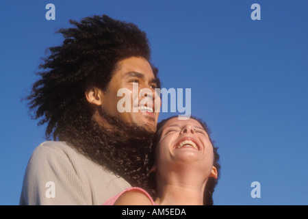 Porträt des Paares Lachen 34 Jahre alt gemischt afrikanischen kaukasischen männlich und 27 Jahre alten kaukasischen weiblich Stockfoto