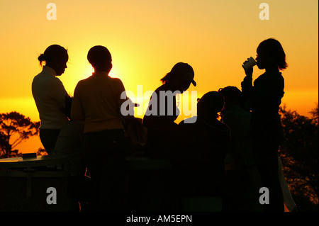 Besucher auf den Signal Hill genießen den Sonnenuntergang, Cape Town, Südafrika Stockfoto