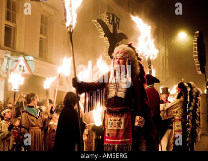 Red Indian Chief brennende Kreuze Fackelzug At The Lewes Fire Festival Sussex UK Europe Stockfoto