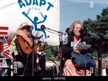 Eine Frau mit einer Behinderung zu einer Masse von Menschen mit Behinderungen anlässlich des ADAPT-Marsches am Washington Freedom Rallye Stockfoto