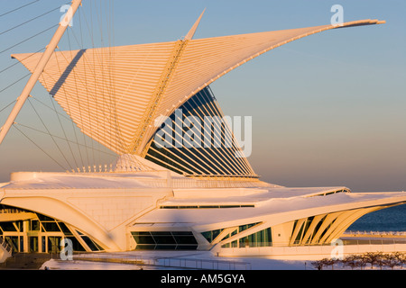 Sonnenuntergang von Santiago Calatrava Milwaukee Art Museum Quadracci MAM Pavillon am Lake Michigan im Winter. Wisconsin WI USA. Stockfoto