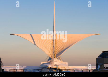 Blick auf den Sonnenuntergang der Reiman Brücke und Quadracci Pavillon des Milwaukee Art Museum von Santiago Calatrava. Wisconsin im Winter. Stockfoto