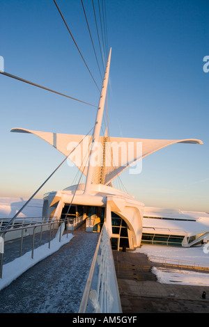 Blick auf den Sonnenuntergang von der Reiman Brücke von Santiago Calatrava Kunstmuseum Quadracci Pavillon Milwaukee im Winter. Stockfoto