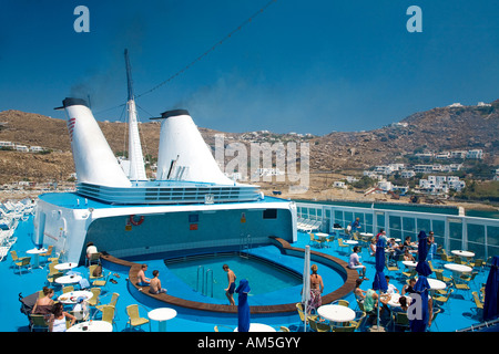 Das Lido deck an Bord ein kleines Kreuzfahrtschiff mit der Insel Mykonos wie die Landschaft. Stockfoto