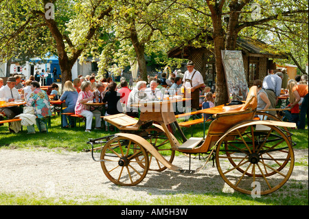 Biergarten während Blütenwochen, Erharting, Oberbayern, Deutschland Stockfoto