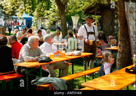 Biergarten während Blütenwochen, Erharting, Oberbayern, Deutschland Stockfoto