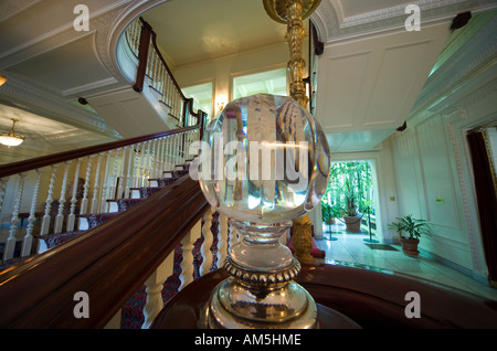 Upside-down Bild gebildet durch Kristall Treppe Ornament im George Eastman House Museum für Fotografie und Film. Rochester NY USA Stockfoto