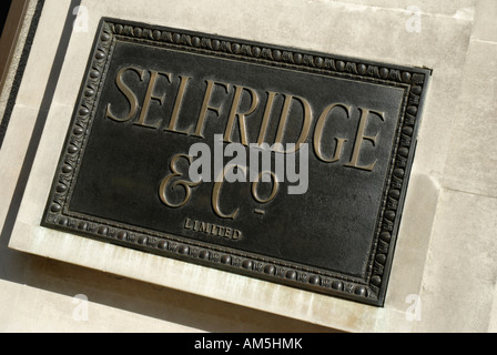 Selfridge und Co Zeichen auf Außenseite des berühmten Kaufhauses in Oxford Street, London, England Stockfoto