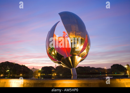 Motorisierte Wahrzeichen Skulptur Floralis Generica (gemeinsame Blume) in den Vereinten Nationen Park in Buenos Aires. Stockfoto