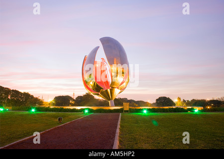 Wahrzeichen bewegte Skulptur Floralis Generica (gemeinsame Blume) in den Vereinten Nationen Park in Buenos Aires. Stockfoto