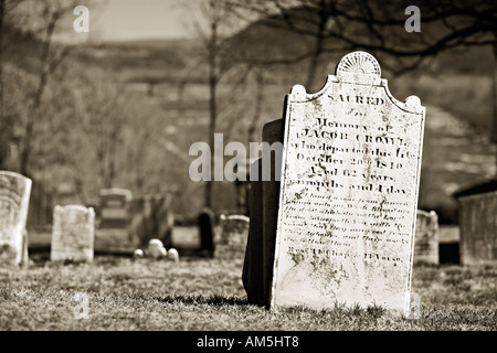 Friedhof Friedhof mit historischen Kopf Steinen Grabsteine Gräber bei Harpers Ferry. Monochrom Schwarz und weiß. Stockfoto