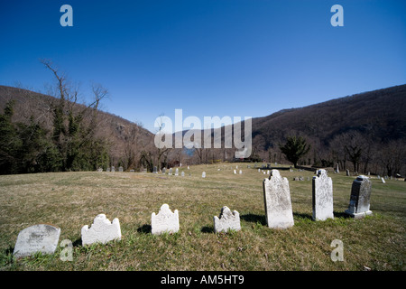 Reihe von Grabsteinen auf historischen Friedhof bei Harpers Ferry mit Blick auf den Zusammenfluss des Potomac und Shenandoah river Stockfoto