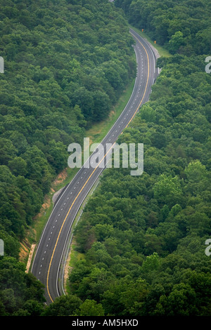 Einsame leere kurvenreiche Appalachian Bergstrasse. Virginia VA USA. Stockfoto