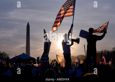 Immigrant wehende Flagge hält ein Megaphon an friedlichen Marsch der illegalen Einwanderer in Washington DC protestieren Zuwanderungsgesetz Stockfoto