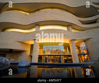 Smithsonian National Museum of the American Indian auf der National Mall, Washington, DC. Nordfassade in der Abenddämmerung. Stockfoto