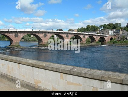 Brücke über den Tay in Perth, Schottland, gebaut von John Smeaton (1724-1792) und heute noch in Betrieb Stockfoto