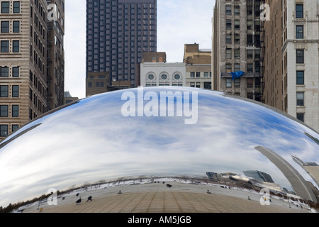 Nahaufnahme der Skulptur Cloud Gate des britischen Künstlers Anish Kapoor in den Millennium Park Chicago Illinois USA. Stockfoto