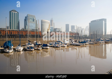 Bürogebäude und Sanierung des das Hafengebiet Puerto Madero Hafen Bassin Marina an einem nebligen Wintermorgen. Buenos Aires. Stockfoto