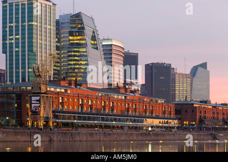 Moderne Büro- und Sanierung von das alte Hafengebiet Puerto Madero Hafenbecken bei Sonnenaufgang. Buenos Aires Stockfoto