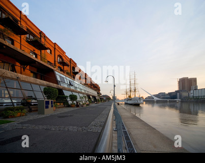 Sanierung des das Hafengebiet Puerto Madero Hafenbecken im Morgengrauen.  Buenos Aires Stockfoto