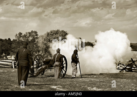 Abfeuern einer Kanone Parrott Gewehr.  Historisches Reenactment auf Henry-Haus-Hügel bei Manassas National Battlefield Park. Stockfoto