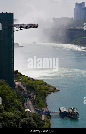 Niagara Falls mit Niagara Falls Aussichtsturm mit Publikum. Horseshoe Falls. Amerikanischen und kanadischen Seiten. Stockfoto