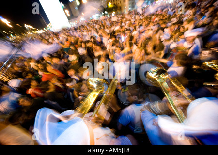 Musiker spielen Posaunen und Trompeten zu einer dampfenden Masse von Fußball-Fans unter den Obelisk in Buenos Aires. Stockfoto