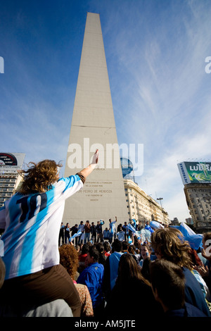 Fußball-Fans singen und wave argentinischen Fahnen unterhalb der Obelisk in Buenos Aires. Stockfoto