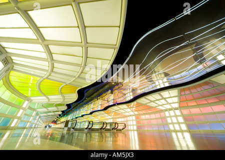 Extremen Weitwinkel-Bild des leeren bewegte Bürgersteig in den Tunnel am Flughafen Chicago O' Hare mit beweglichen Neonlicht-Muster Stockfoto