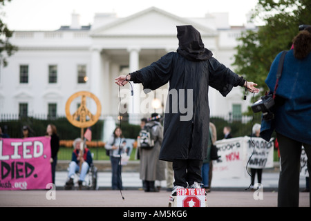 Irak Krieg zu protestieren. Maskierte Demonstranten vor der weißen Haus Washington DC posiert als Kapuzen Gefangener aus dem Gefängnis Abu Ghraib. Stockfoto