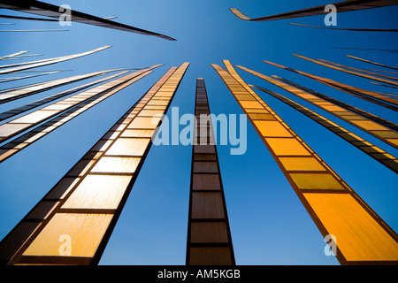 Wahrzeichen von Seattle Skulptur im öffentlichen Raum "Seattle Center Grashalme" aka Schilf vor blauem Himmel. Stockfoto