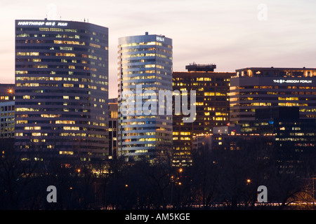 Bürogebäude in Rosslyn VA mit Blick auf den Potomac River gegenüber Washington DC. Sonnenuntergang. Stockfoto