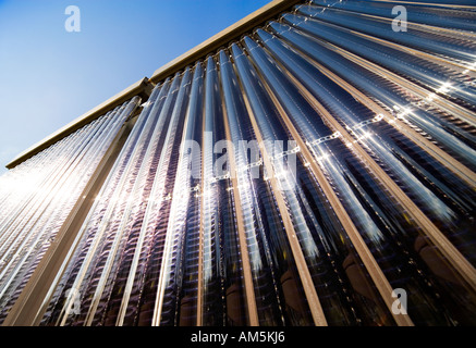 Solar Warmwasser-Panels vor blauem Himmel mit starken Reflexionen von Sonnenlicht. Stockfoto