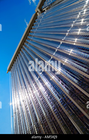 Solar Warmwasser-Panels vor blauem Himmel mit starken Reflexionen von Sonnenlicht. Stockfoto