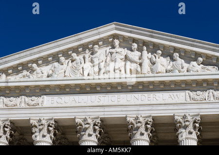 Hauptfries der US Supreme Court Building. Washington DC. Auf dem Architrav Worte der berühmten gleich Gerechtigkeit unter Gesetz. Stockfoto