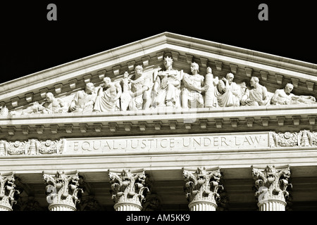 Hauptfries der US Supreme Court Building. Auf dem Architrav der berühmten gleich Gerechtigkeit unter Gesetz. Schwarz/weiß; Monochrom. Stockfoto