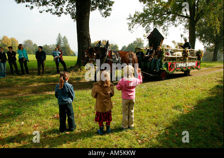 Drei Kinder winken, Leonhardifahrt in Thambach, Upper Bavaria, Bavaria, Germany Stockfoto