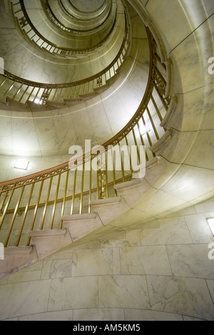 US Supreme Court Marmor Wendeltreppe ohne Mittelstütze. Blick nach oben fünf Geschichten. Stockfoto