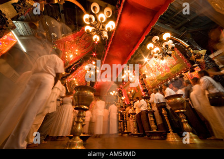 Hindu-Tempel Interieur. Abend-Service. Ruhunu Maha Kataragama Devalaya, Sri Lanka. Maha Devala Puja. Stockfoto