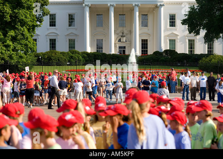 Massen von jungen Studenten besuchen The White House, Washington DC. Blick vom Lafayette Park mit The White House im Hintergrund Stockfoto