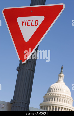 Ergeben Sie Schild mit US Capitol Building in Washington, D.C.. Stockfoto