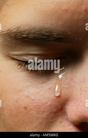 Auge mit einer Träne Stockfoto