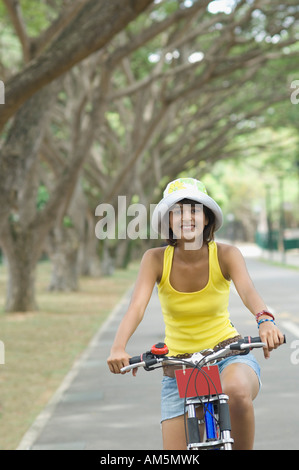 Porträt einer jungen Frau, die mit dem Fahrrad Stockfoto