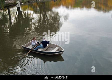 Junges Paar auf ein Ruderboot auf dem See im Central Park Nov 2007 Stockfoto