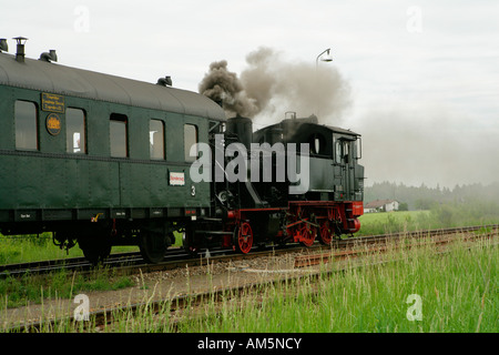 Historischen Dampfzug einen Wagen schieben Stockfoto