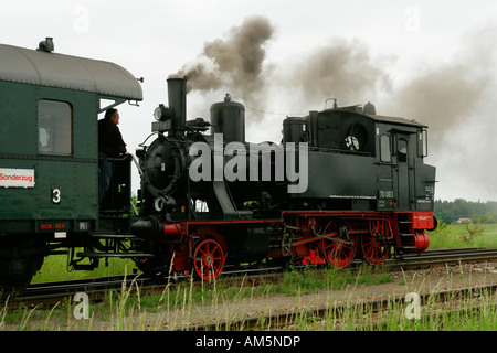 Historischen Dampfzug einen Wagen schieben Stockfoto